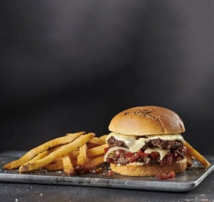HAMBURGUESA DOBLE CARNE CON QUESO CHEDDAR